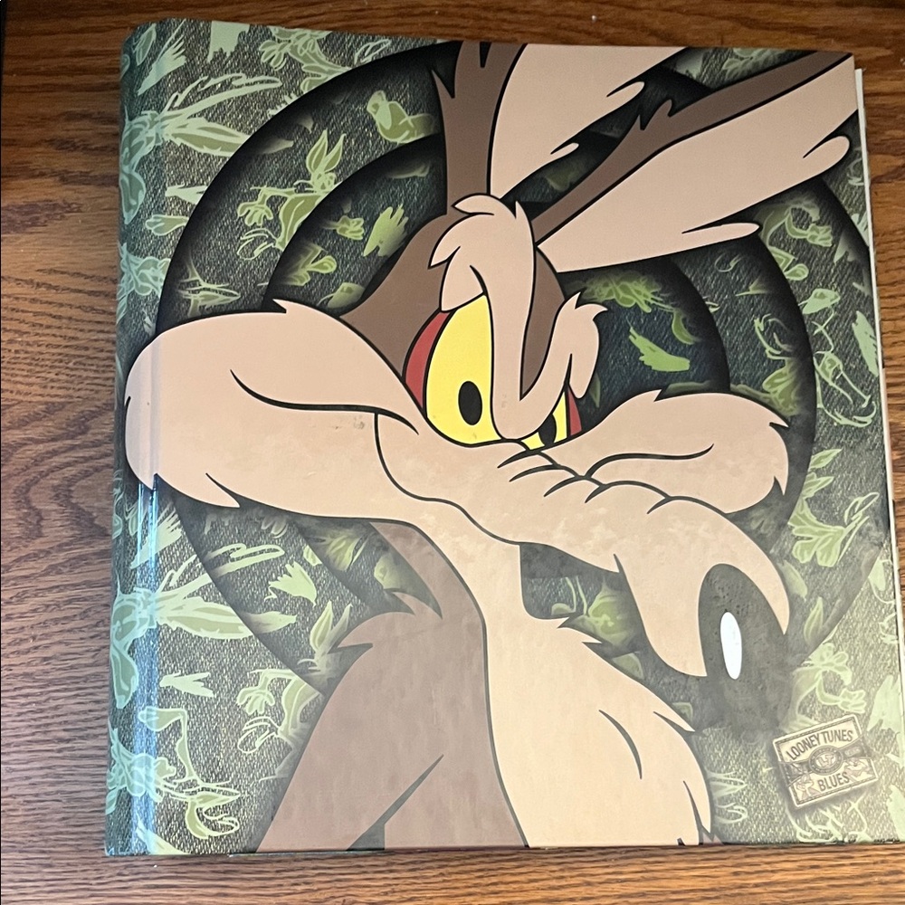 Warner Bros. Wile E. Coyote three ring binder